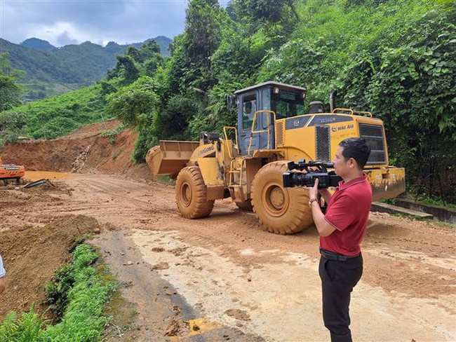 79 năm TTXVN: Phóng viên thường trú trong cuộc chiến với bão số 3 - Ảnh 1.